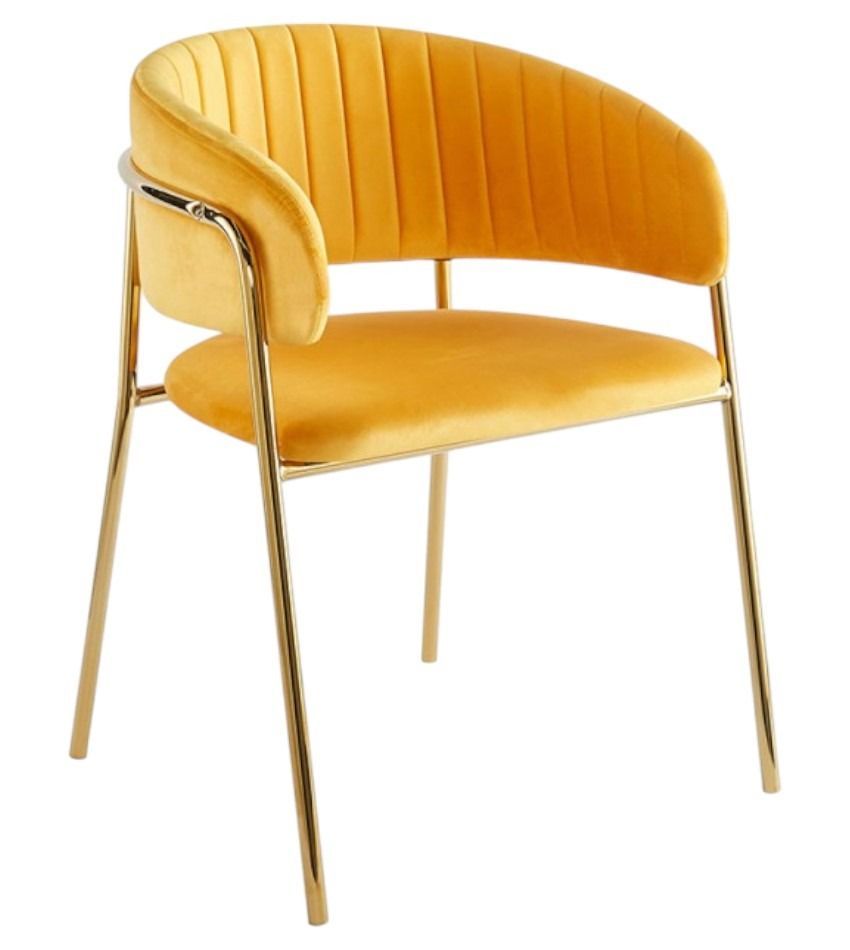 Una silla de terciopelo gris con patas doradas sobre un fondo blanco.