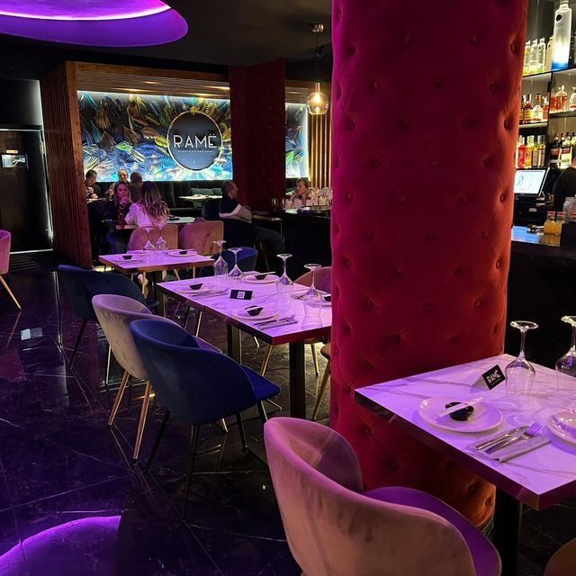 Un restaurante con mesas y sillas y la palabra ramo en la pared.