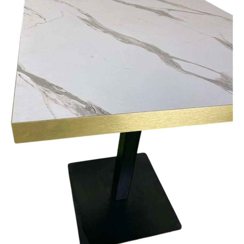 Una mesa cuadrada con tapa de mármol y base negra.