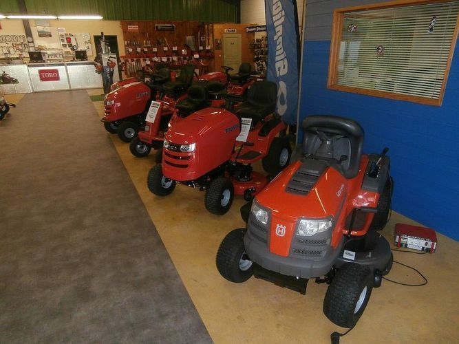 Trois tondeuses autoportées