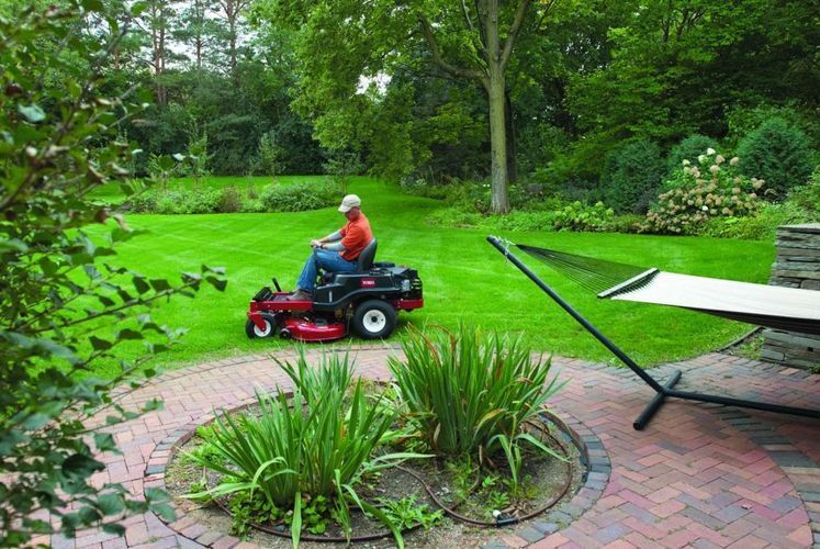 Homme sur une tondeuse autoportée