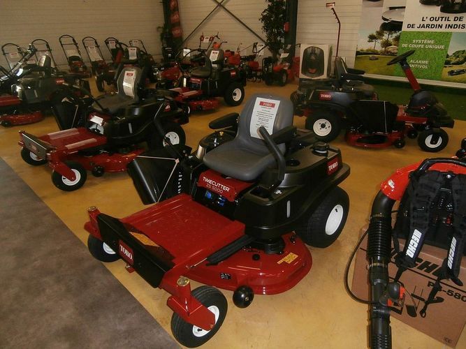 Plusieurs tondeuses autoportées à éjection latérale