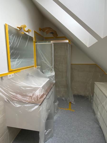 Abgedecktes Badezimmer für Malerarbeiten