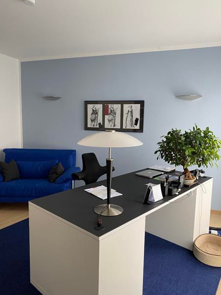 Blauer Wandanstrich eines Büros