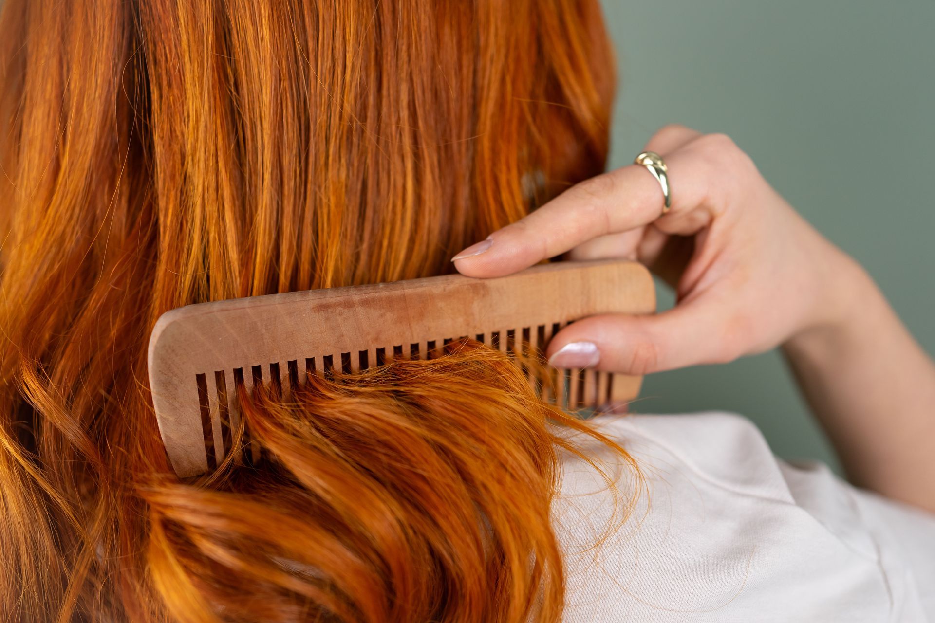 Peignage manuel de longs cheveux roux 