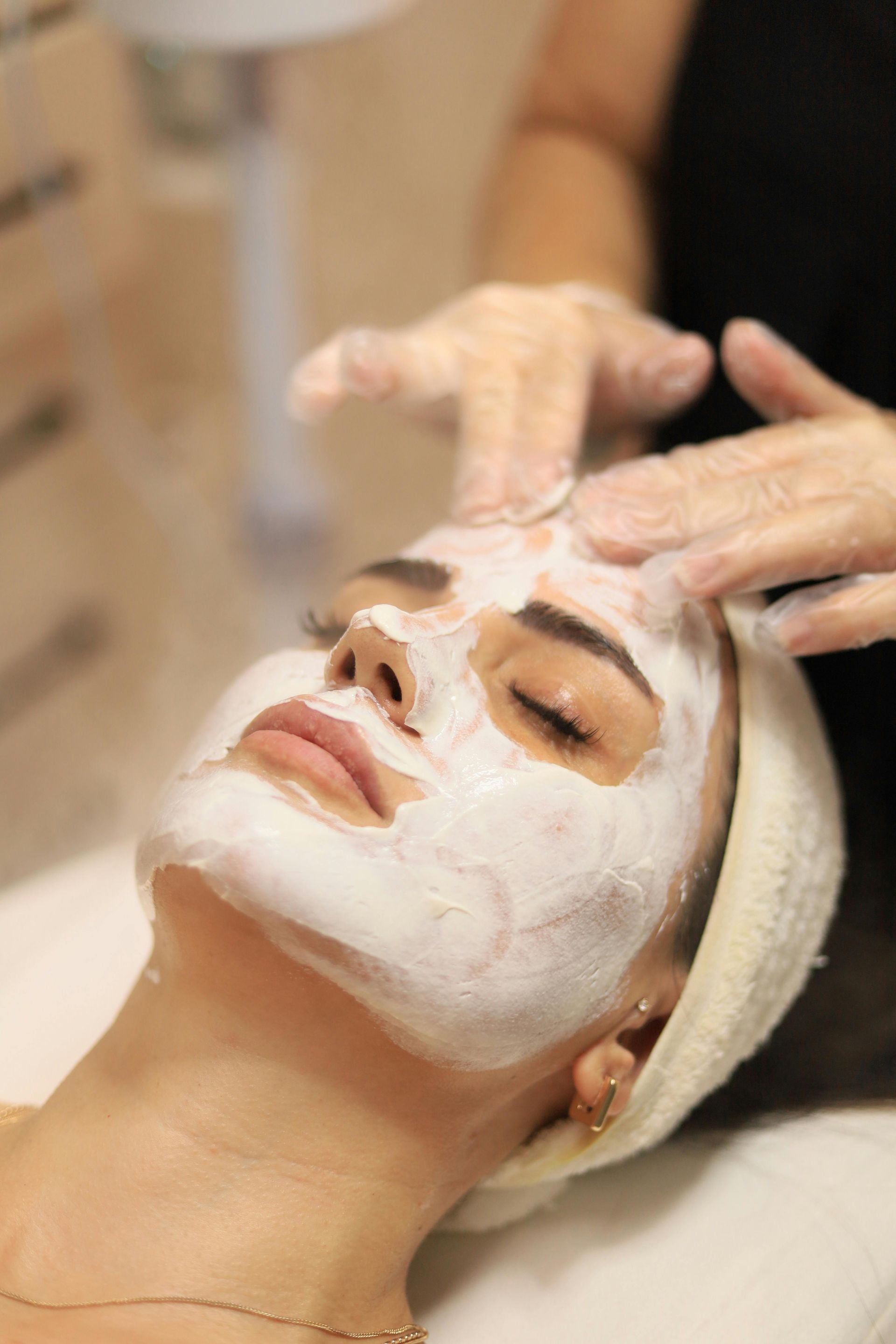 Soin du visage spa avec application d'un masque blanc 