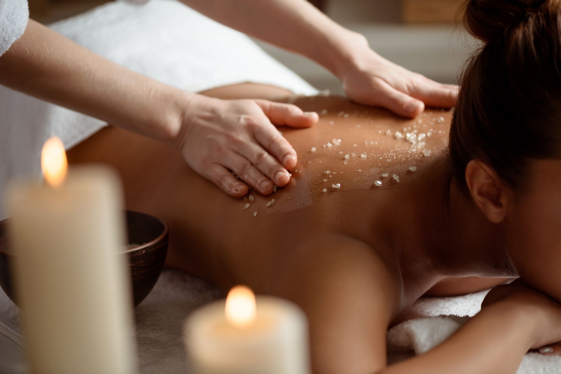 Massage spa avec application manuelle d'un gommage au sel sur le dos