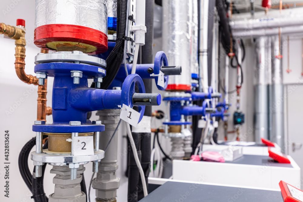 Zwei Männer laden Kisten in einen Lieferwagen.