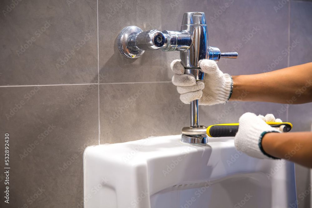 Urinal wird installiert