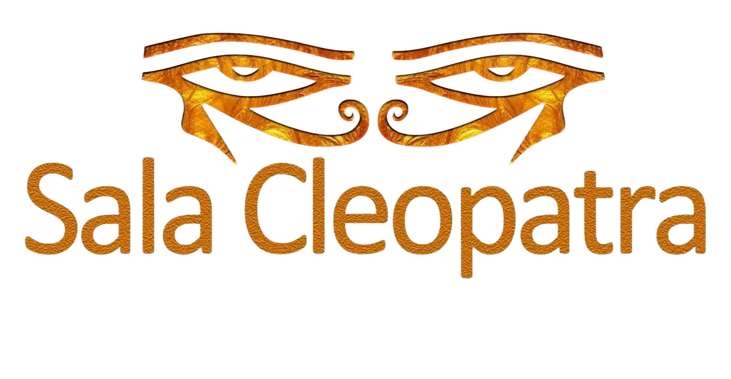 El texto "Sala Cleopatra", en letra dorada y estilizada, se sitúa debajo de dos símbolos dorados del Ojo de Horus sobre un fondo blanco.
