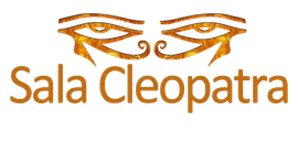 El texto "Sala Cleopatra", en letra dorada y estilizada, se sit&uacute;a debajo de dos s&iacute;mbolos dorados del Ojo de Horus sobre un fondo blanco.