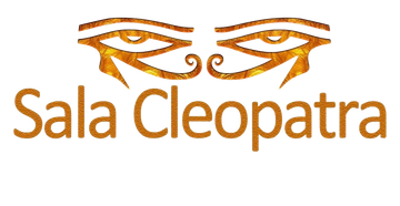 El texto "Sala Cleopatra", en letra dorada y estilizada, se sit&uacute;a debajo de dos s&iacute;mbolos dorados del Ojo de Horus sobre un fondo blanco.