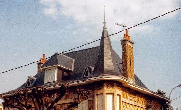 Maison avec toiture ardoise