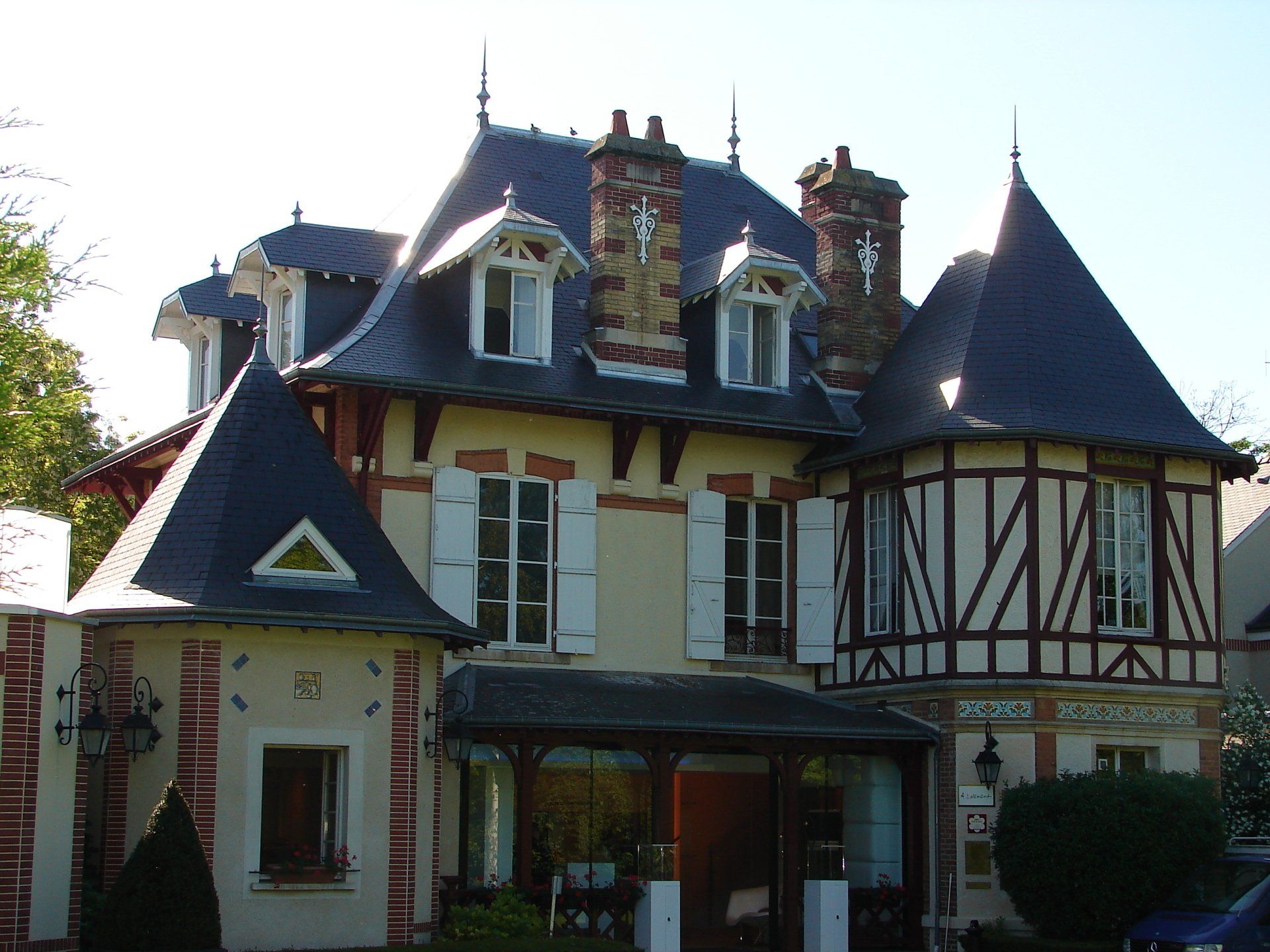 Maison toiture ardoise