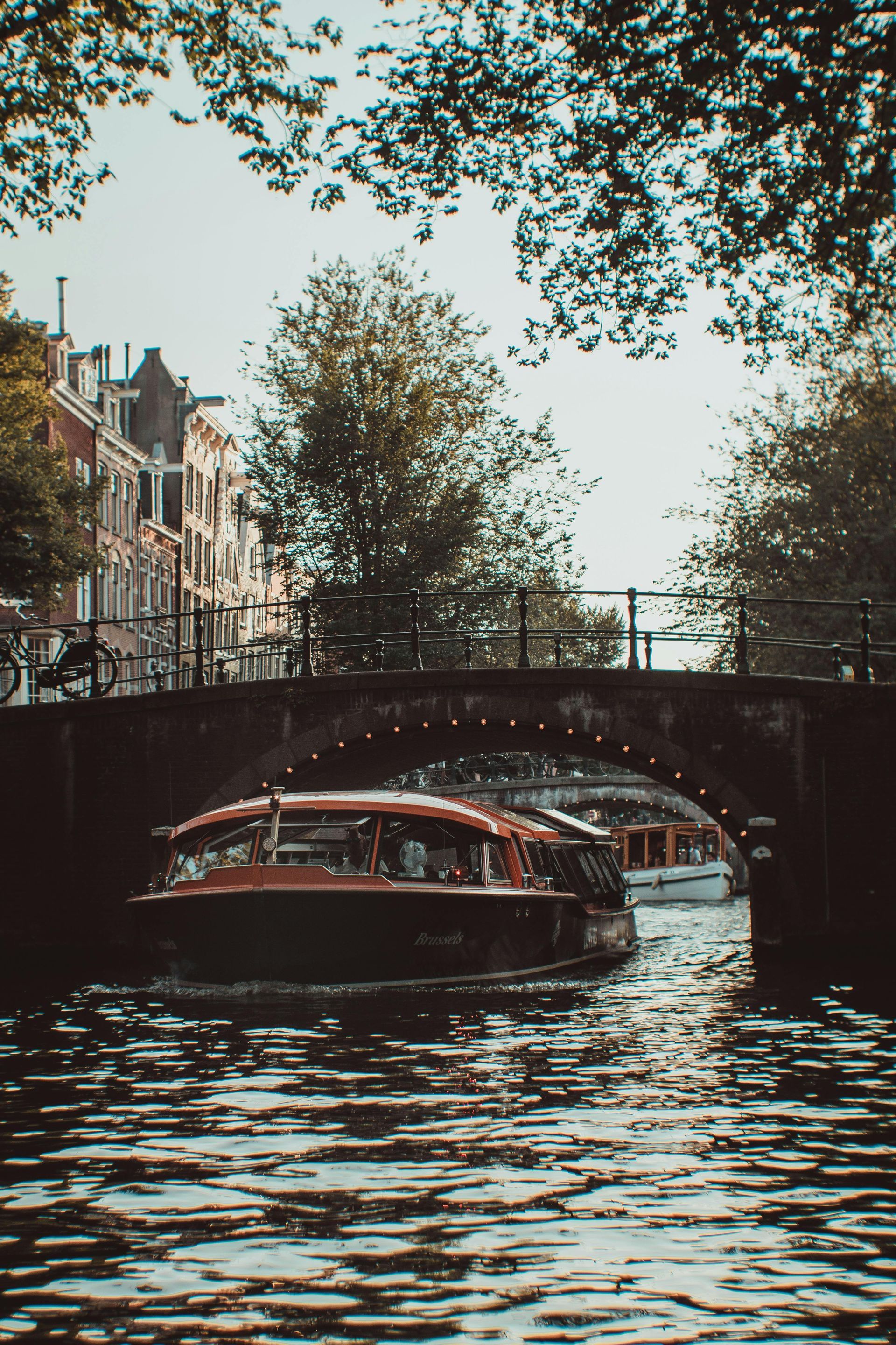 Een boot vaart door een kanaal in amsterdam