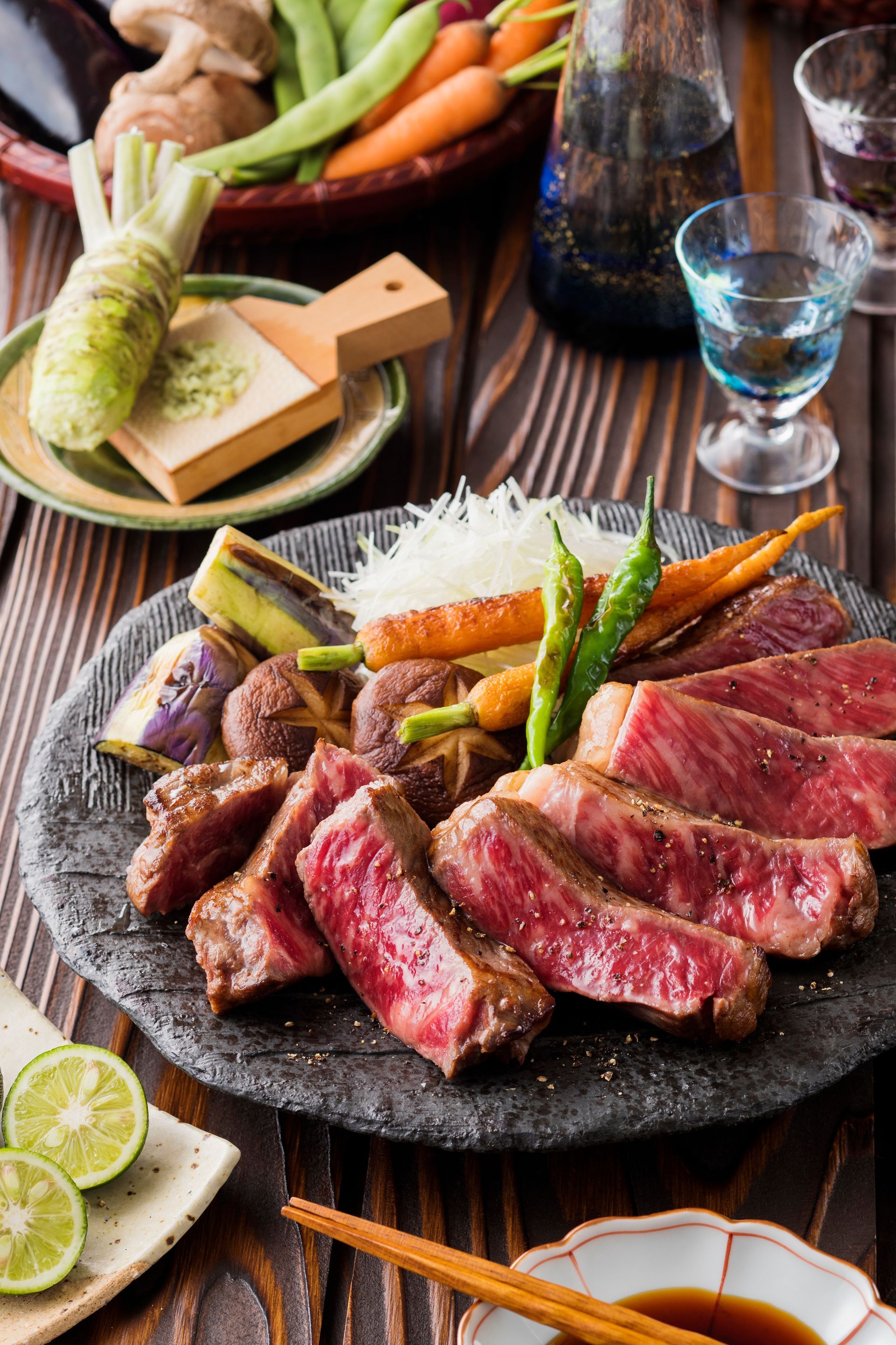 Assiette de viande rouge et de légumes