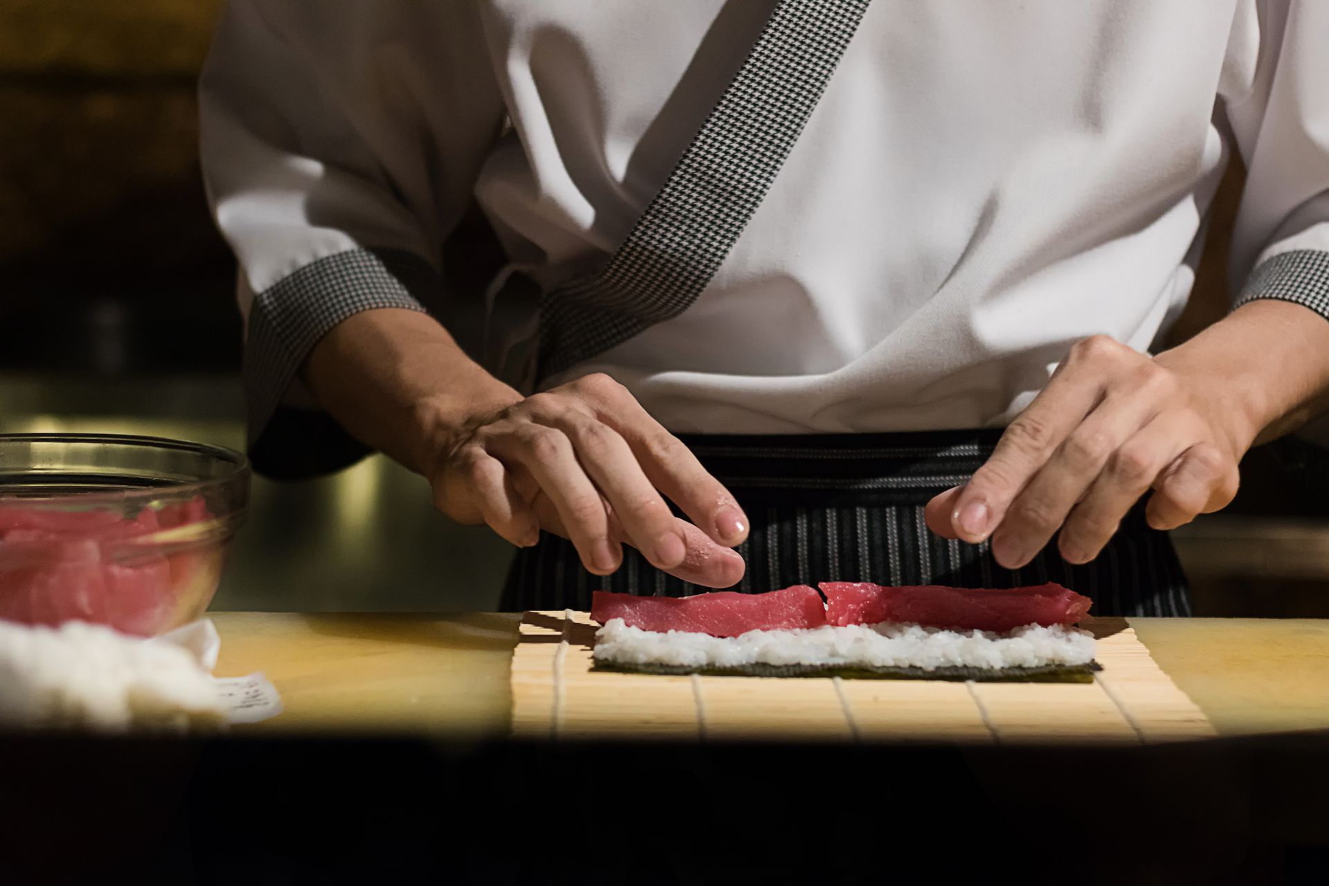 Chef préparant des makis