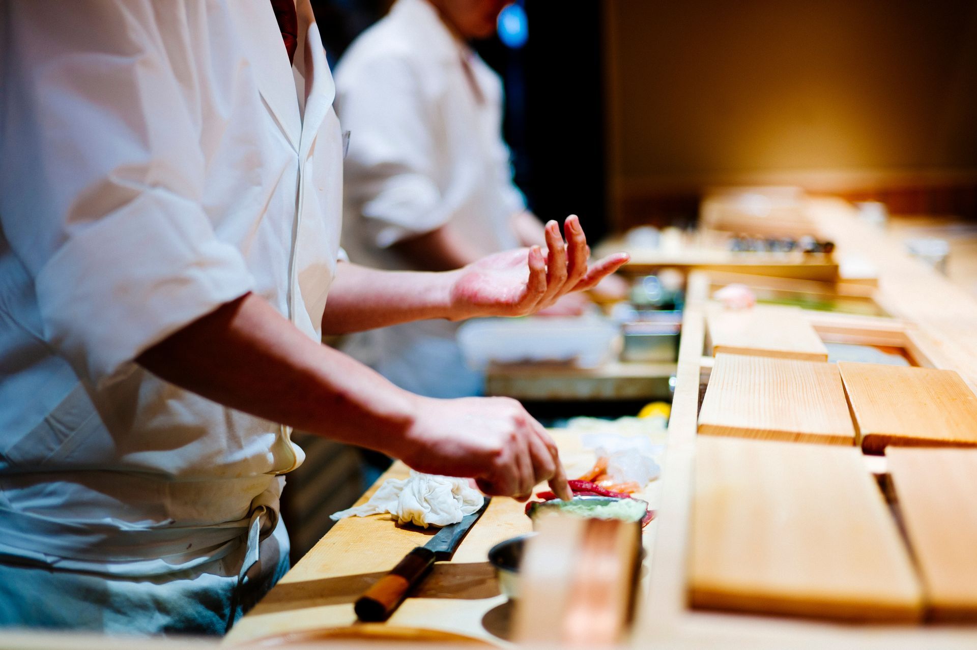 Chefs en train de préparer des poissons