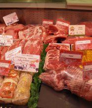 Il existe de nombreux types de viande différents exposés dans une boucherie.