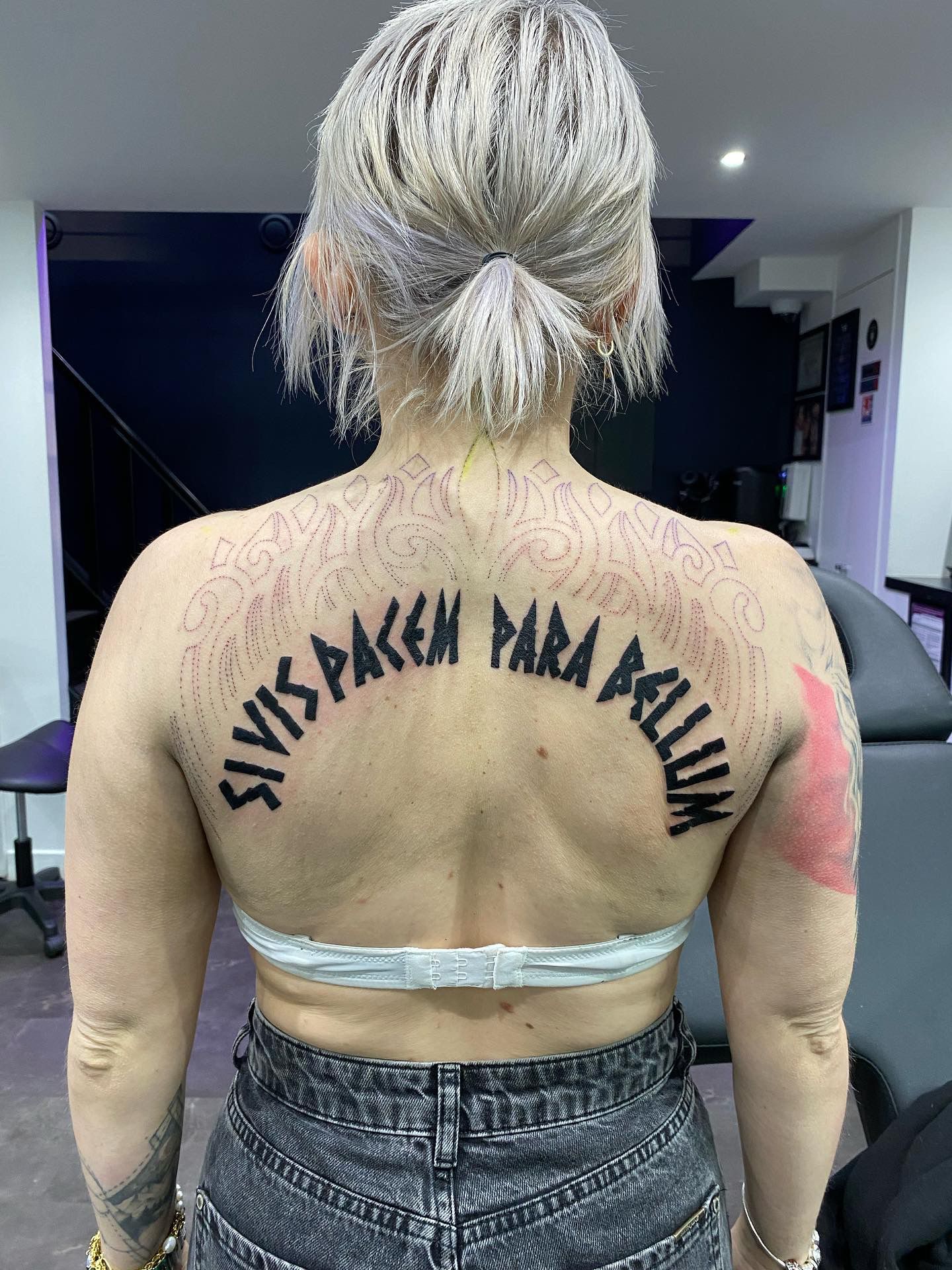 Tatouage en arc de cercle