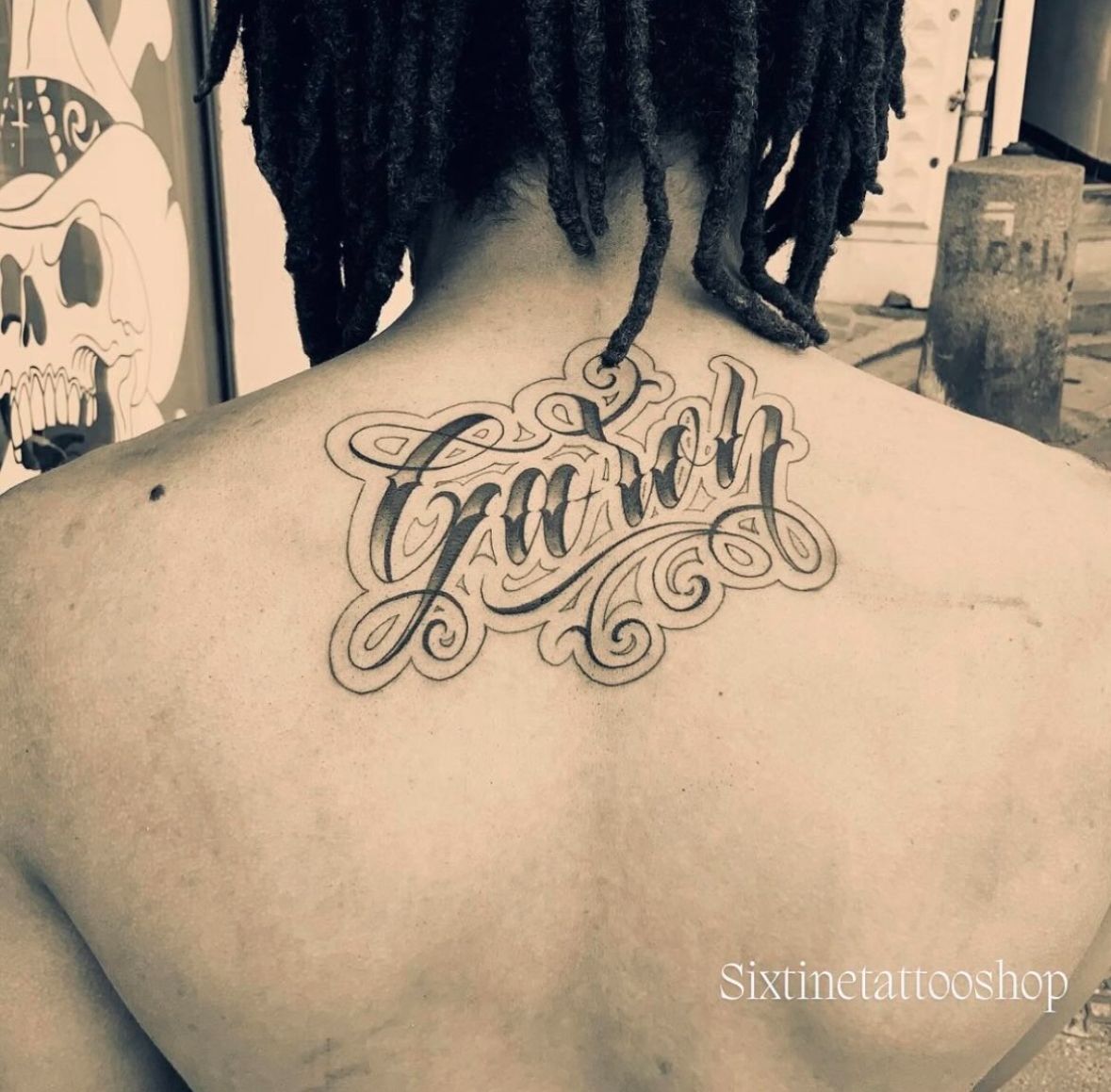 Tatouage sur la nuque