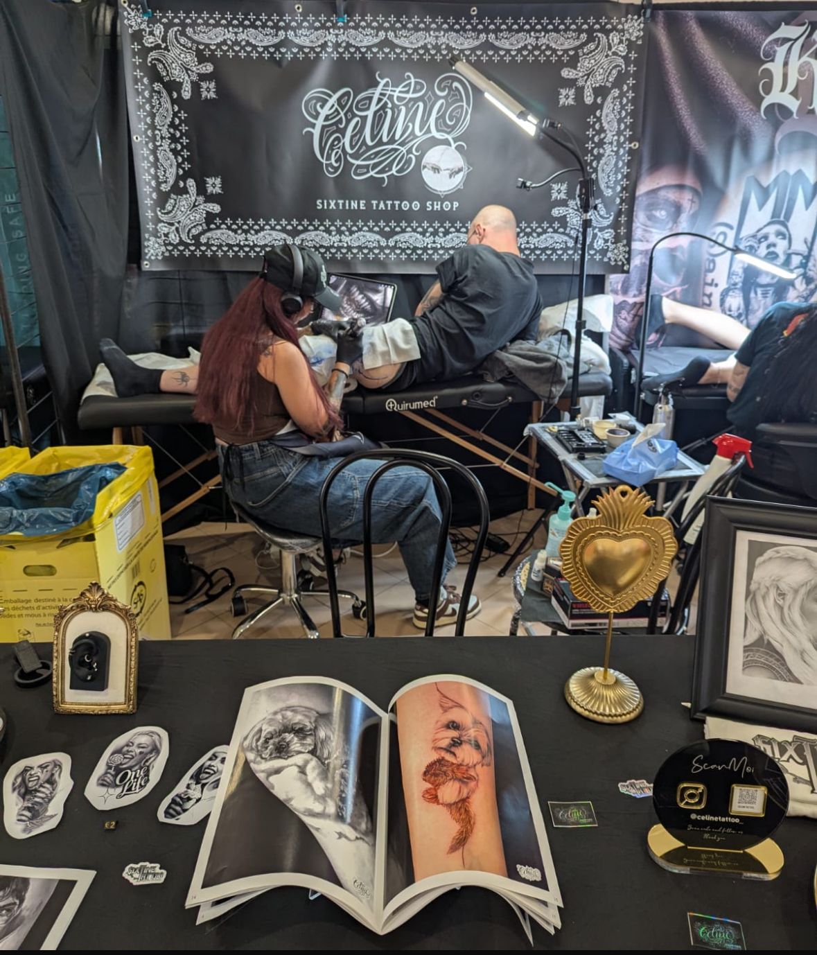 Tatoueuse et sa cliente