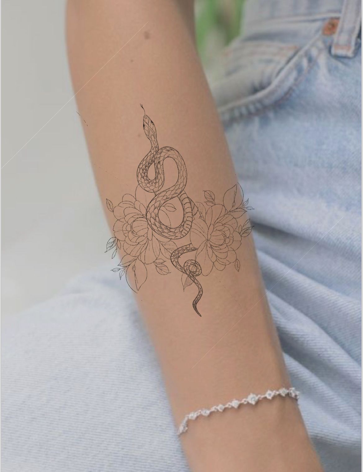 Tatouage de serpent avec fleurs