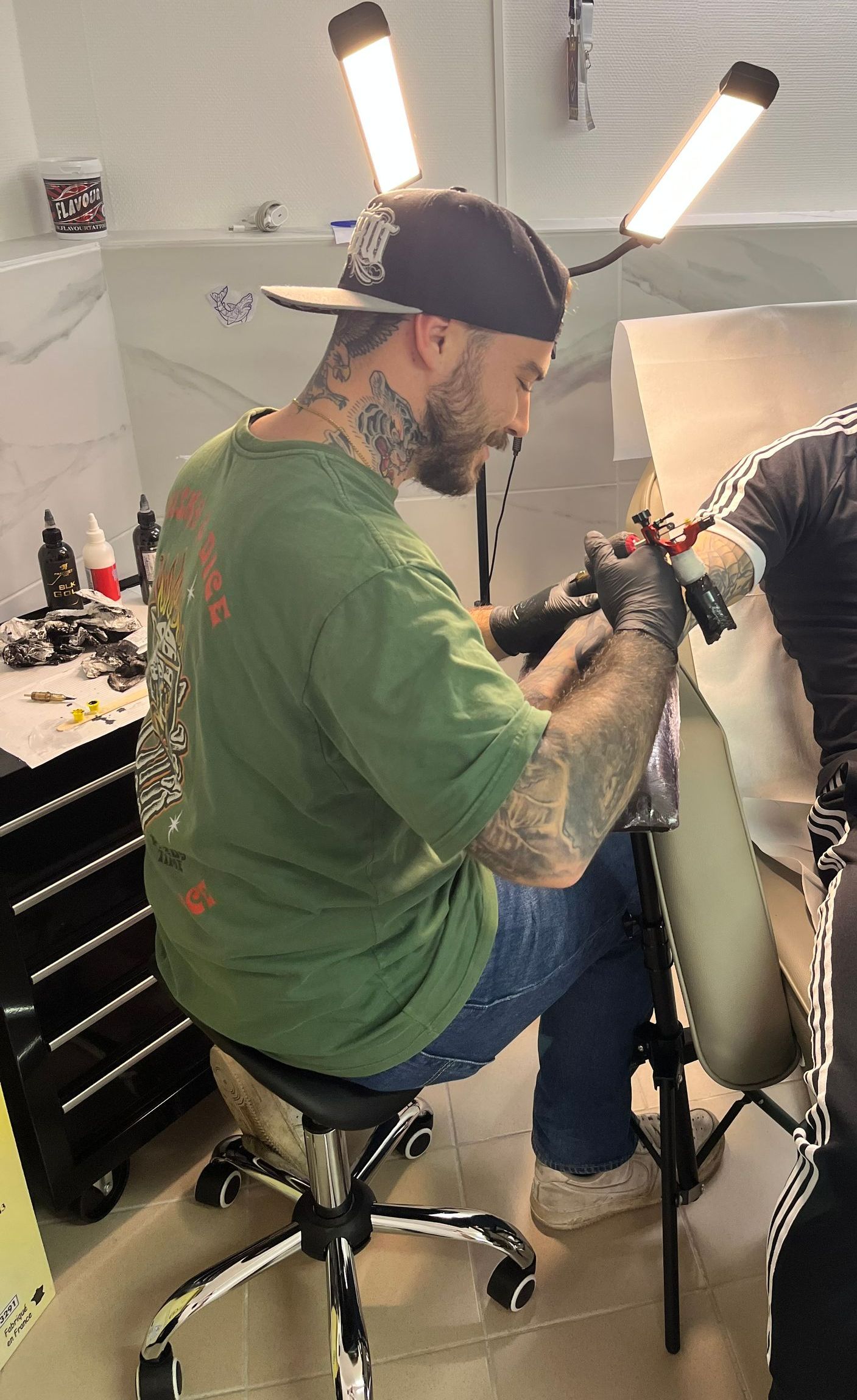 Séance de tatouage sur un bras