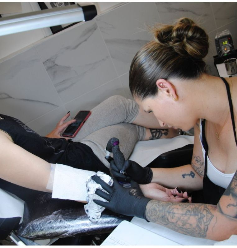 Tatoueuse en séance