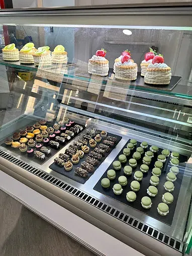 Una vitrina llena de una variedad de postres y pasteles.