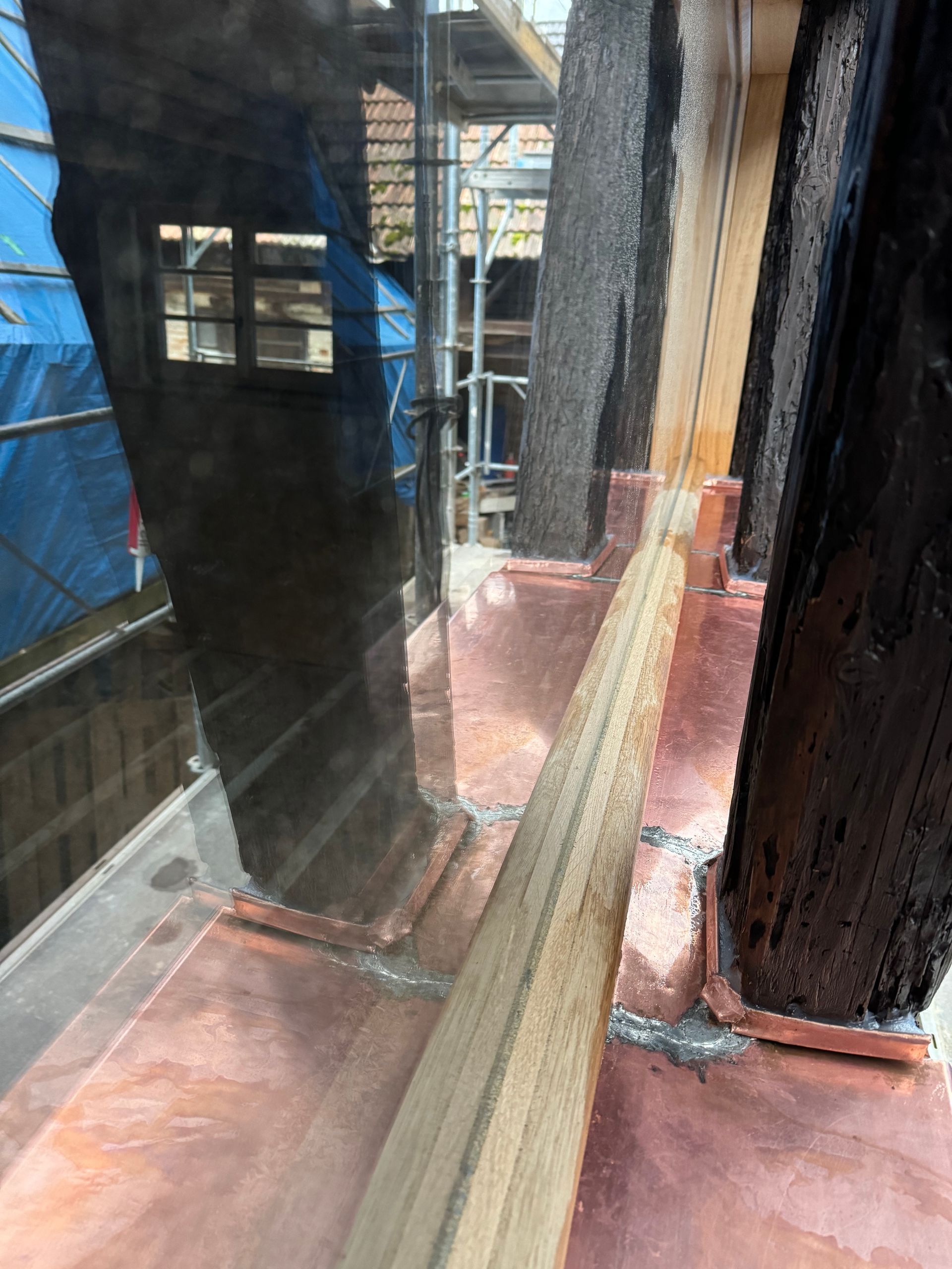 Protection de colombages par des feuilles de cuivre