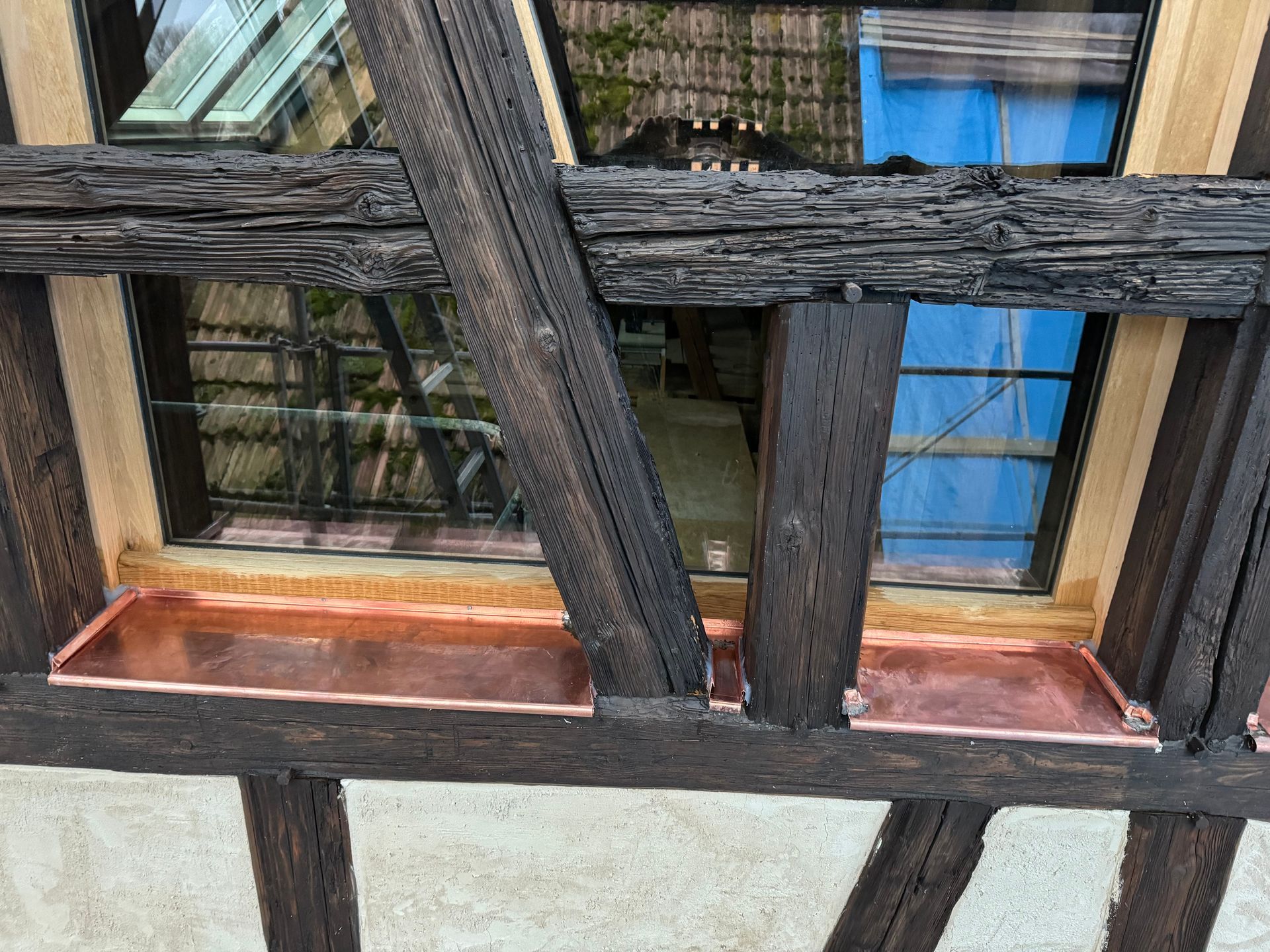 Feuille de cuivre pliée en rebord de fenêtre