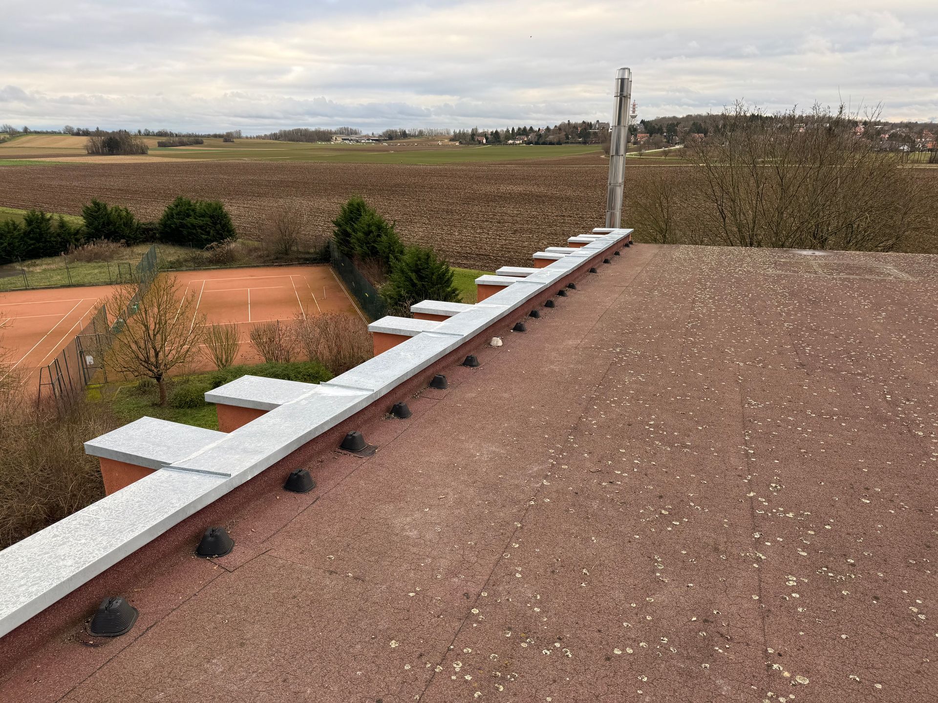 Travail du zinc sur un toit