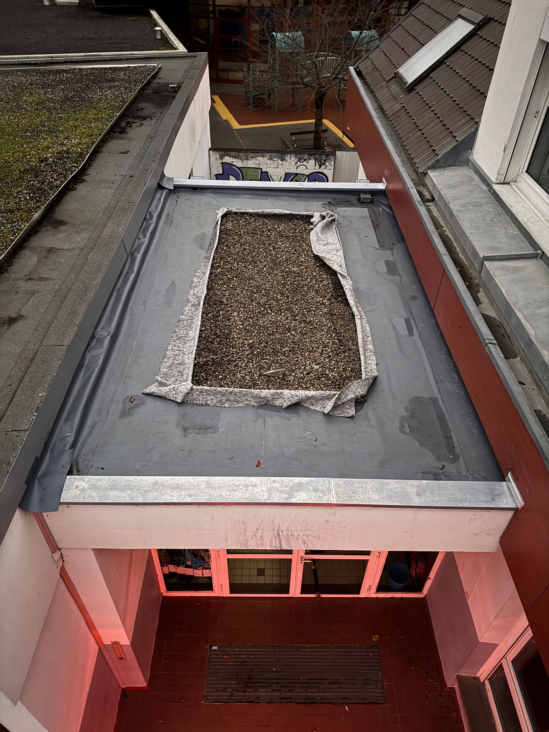 isolation panneaux PU et membrane PVC avec couvertine zinc