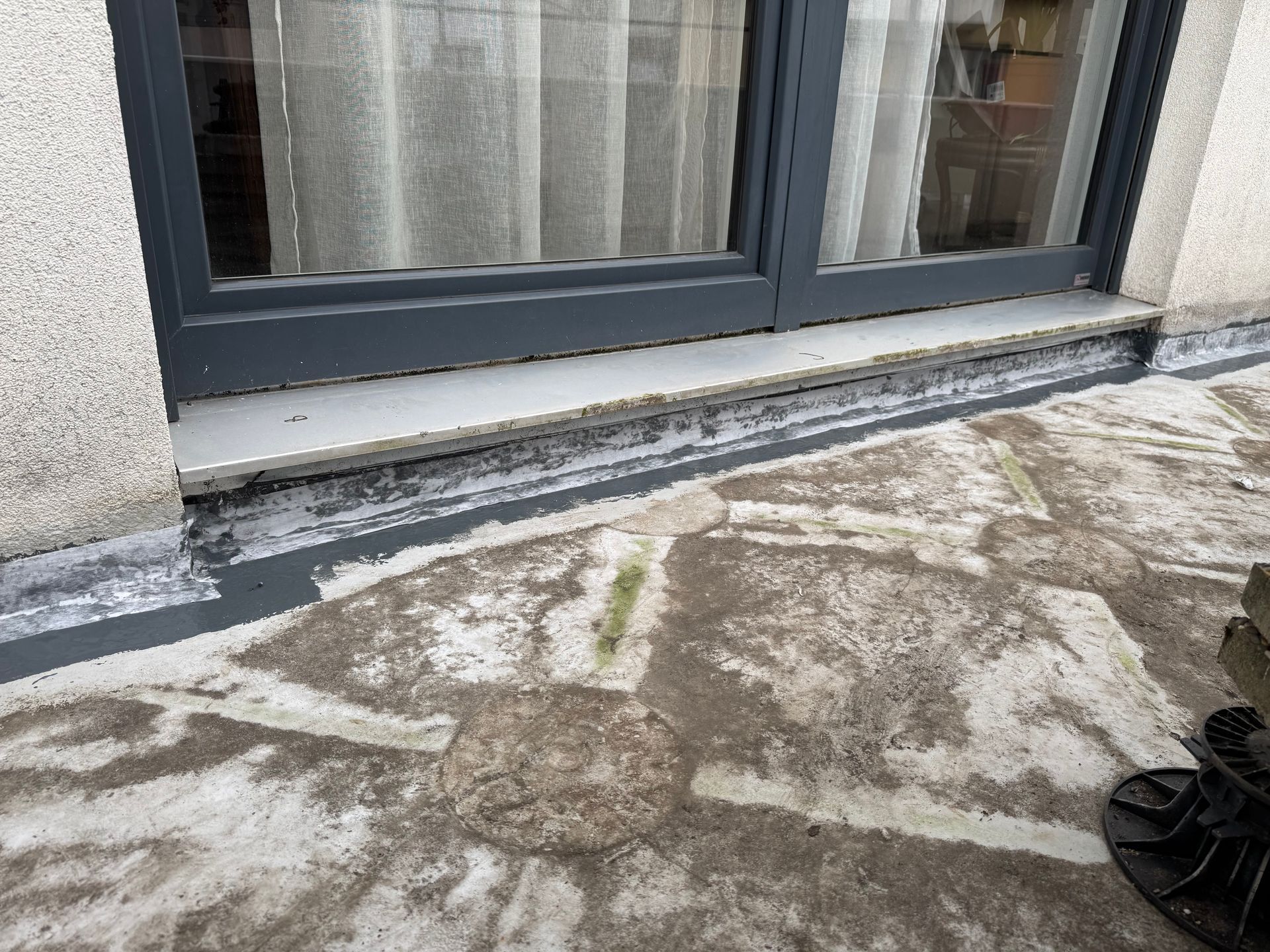 Réalisation de relevé de résine en entoilage plein pour raccord de résine