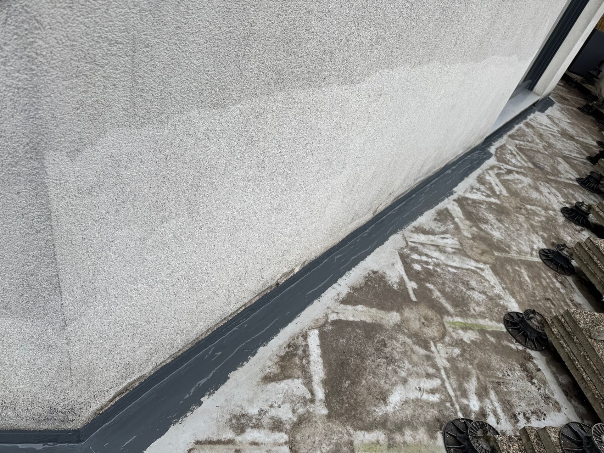 Relevé de résine en entoilage plein pour raccord de résine ou étanchéité avec pour jonction sol/mur