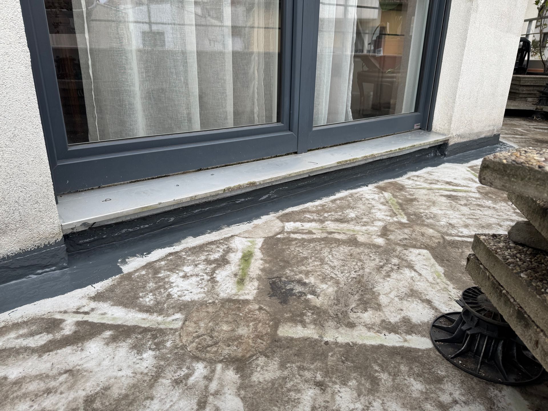 Réalisation de relevé de résine en entoilage plein pour raccord de résine avec finitions