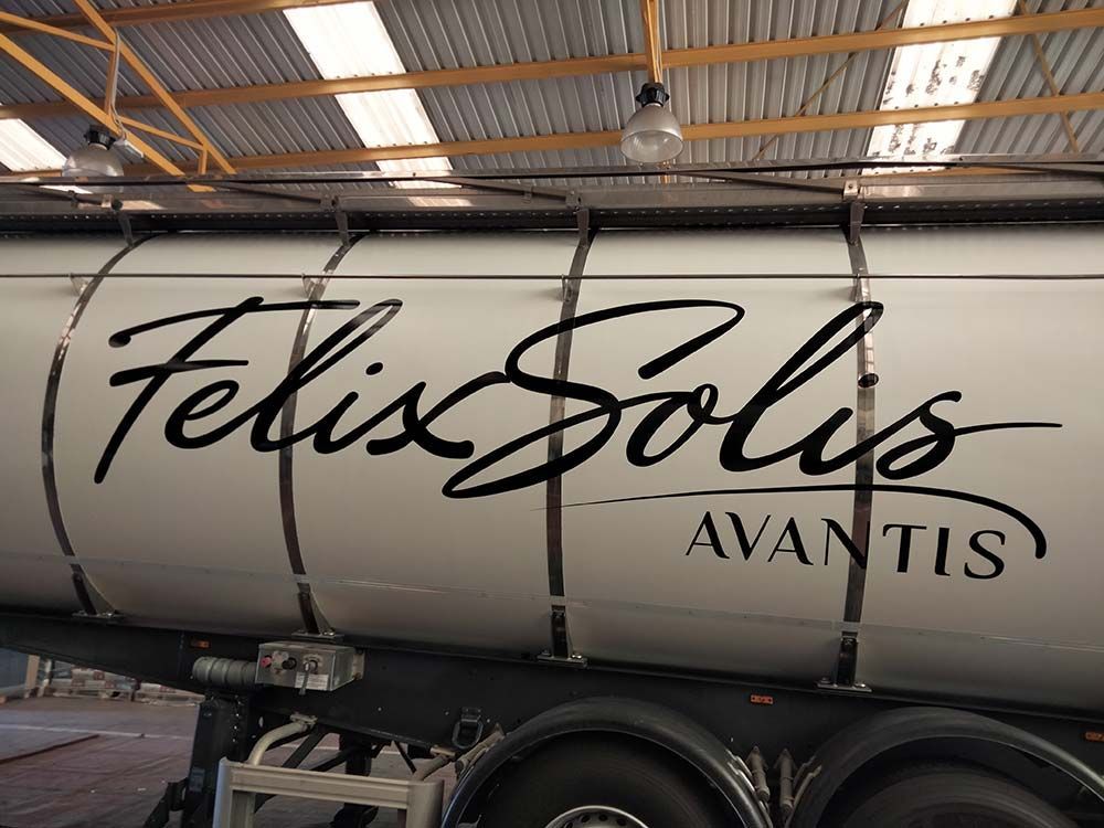 Camión cisterna de color blanco con la inscripción 