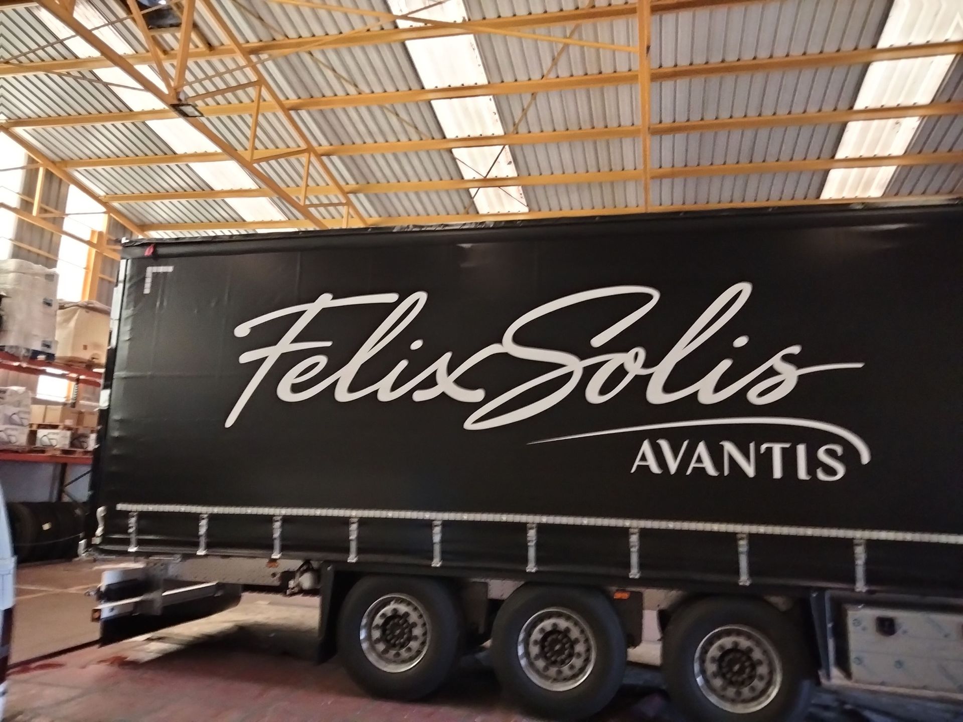 Remolque de camión negro con 