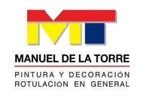 "MANUEL DE LA TORRE" en texto verde sobre fondo blanco.
