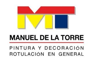 "MANUEL DE LA TORRE" en texto verde sobre fondo blanco.