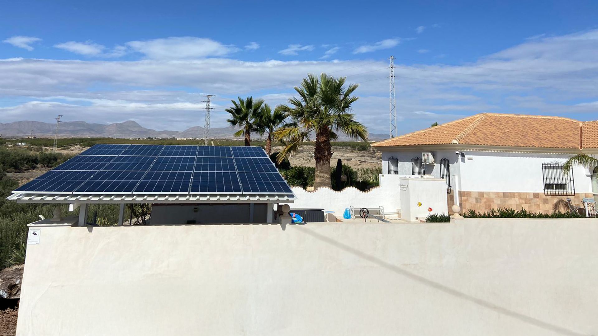 Una casa con muchos paneles solares en el techo.