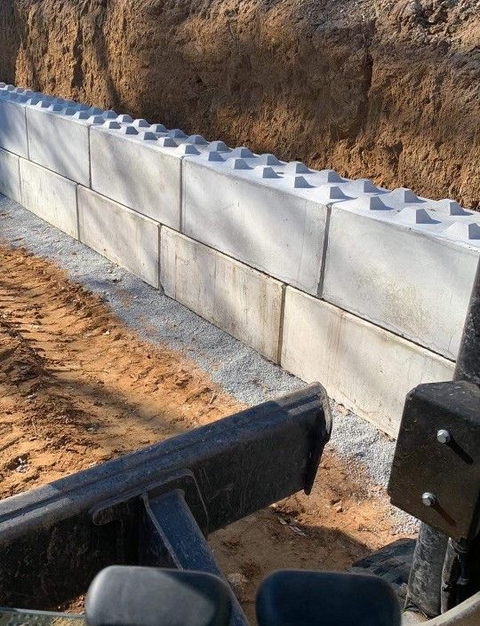 Blocs de béton le long d'une 