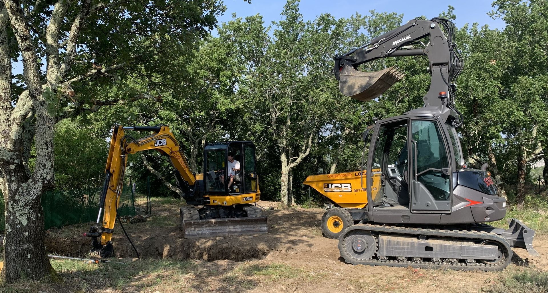 Engins du BTP noires et jaunes sur un terrain vert
