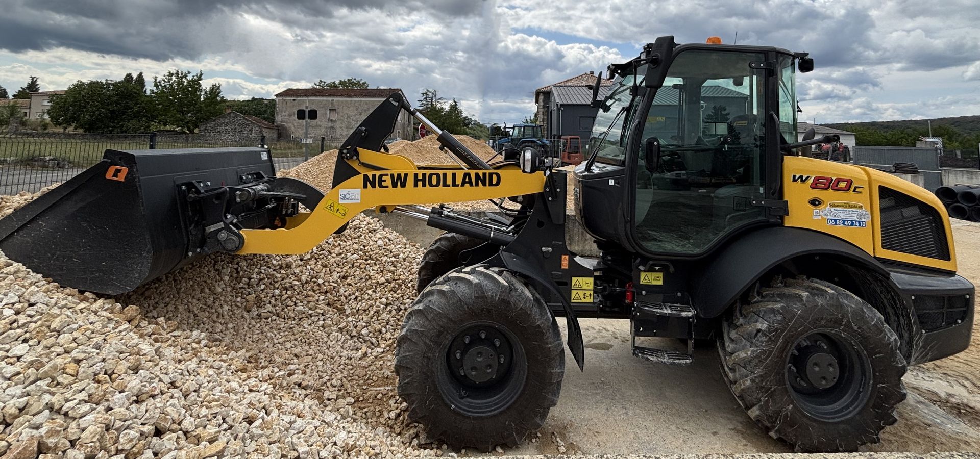 Chargeuse New Hollande jaune et noire