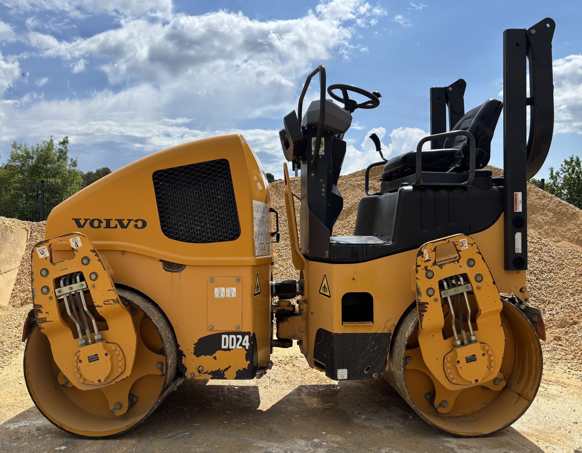 Finisseur d'enrobés jaune