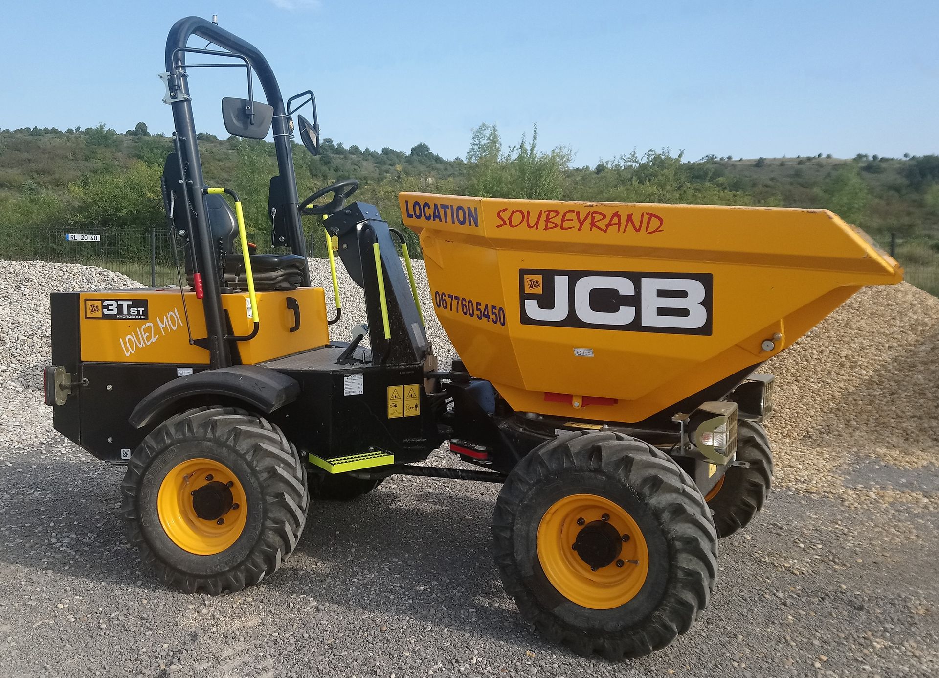 Tombereau JCB orange et noire Soubeyrand