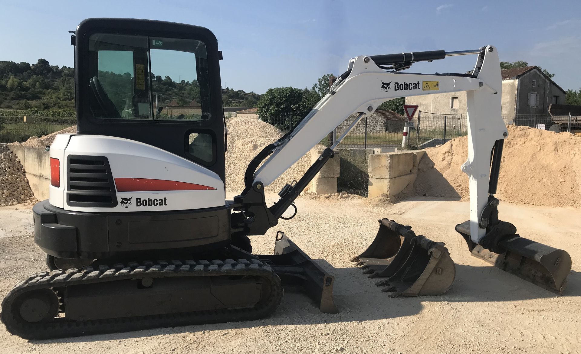 Excavatrice blanche, noire et rouge