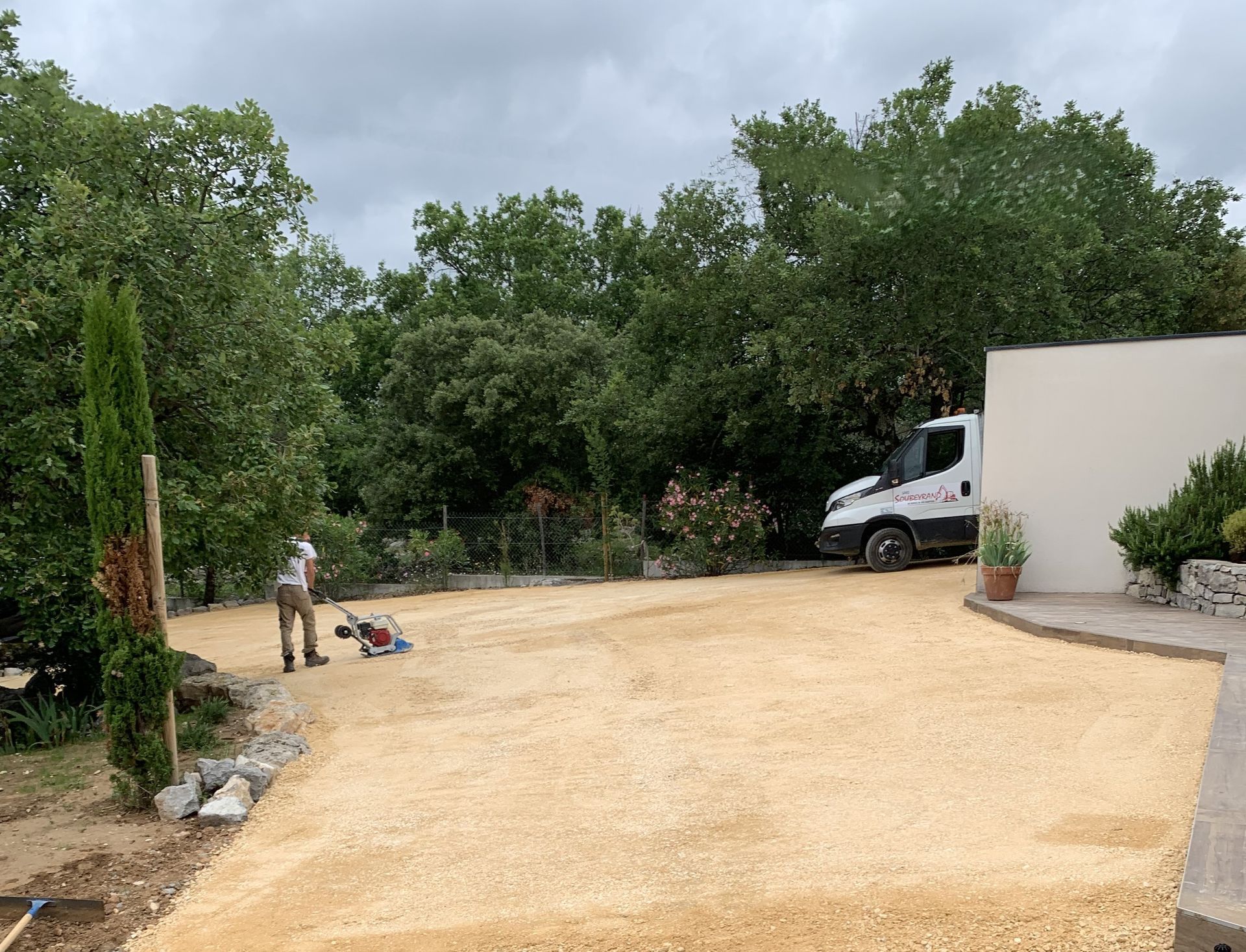 Ouvrier en train d'aplatir une entrée