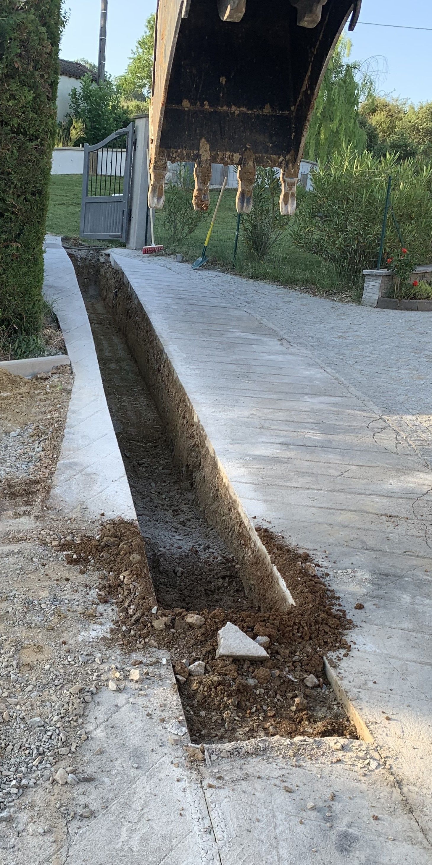 Godet à dents devant un portillon